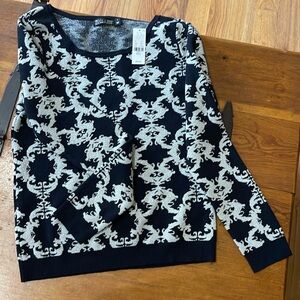 New York and Co scoop neck sweater. Black and Silver .